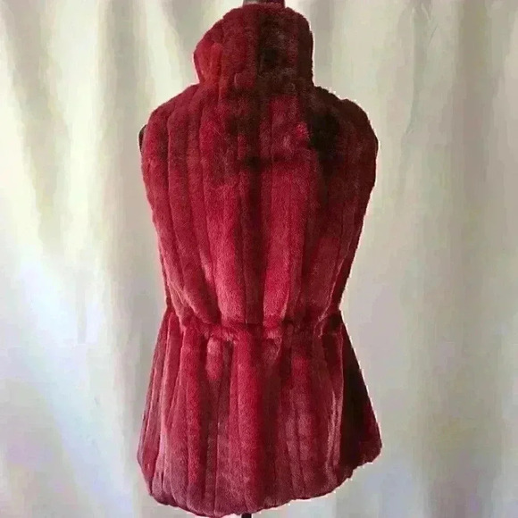 😍 NWT 😍 White House Black Market Luxe Faux Fur Vest, Port, Size S - Picture 3 of 9